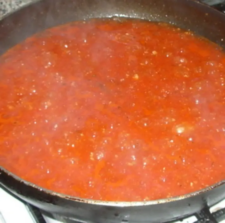 Ракушки фаршированные под томатным соусом: шаг 2