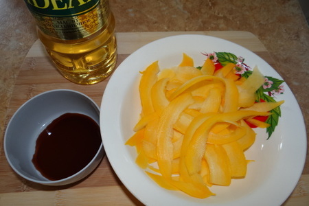 Салат из маринованной тыквы с овощами, сырами и орехами: шаг 1