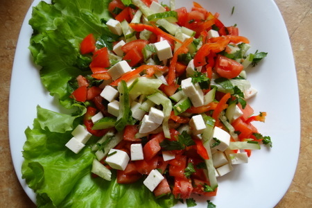 Салат из маринованной тыквы с овощами, сырами и орехами: шаг 4