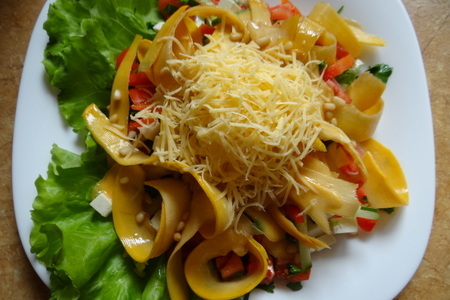 Салат из маринованной тыквы с овощами, сырами и орехами: шаг 6