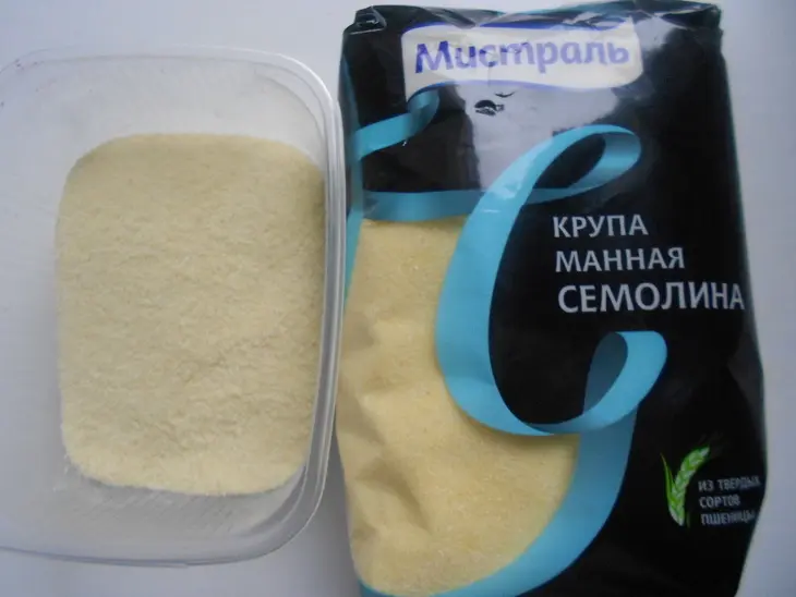 Запеканка из манной крупы семолина с черничными "островками": шаг 1