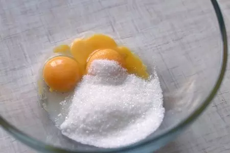 Шоколадный рулет с облепиховым кремом: шаг 2