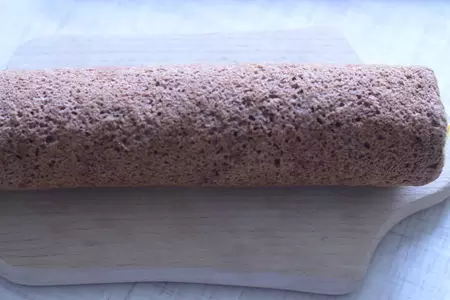 Шоколадный рулет с облепиховым кремом: шаг 8