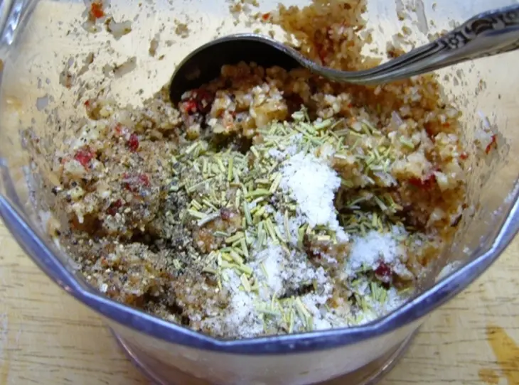 Мясные рулетики с орехами и вялеными помидорами: шаг 2