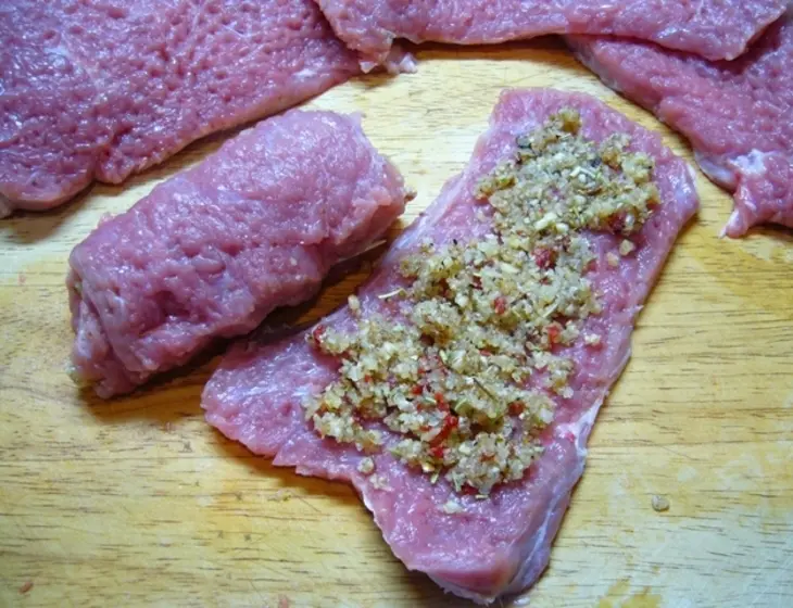 Мясные рулетики с орехами и вялеными помидорами: шаг 3