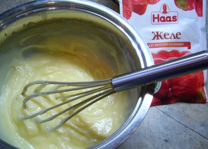 Бисквитная корзинка с кремом в ягодном желе: шаг 3