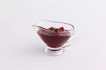 Салат капрезе с моцареллой,инжиром и клюквенным соусом.: шаг 5