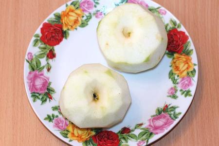 Яблочные сырники в панировке из овсяных отрубей: шаг 1