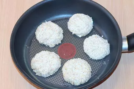 Яблочные сырники в панировке из овсяных отрубей: шаг 6