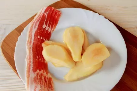 Куриные рулетики с грушей в беконе: шаг 3