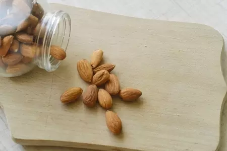 Салат из шпината с сушеным кизилом и орехами.: шаг 1