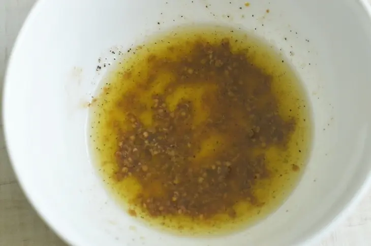 Салат из шпината с сушеным кизилом и орехами.: шаг 2
