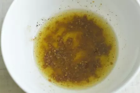 Салат из шпината с сушеным кизилом и орехами.: шаг 2