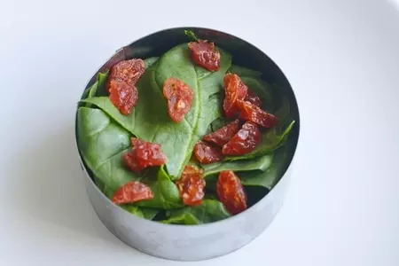 Салат из шпината с сушеным кизилом и орехами.: шаг 3
