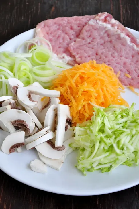 Баклажаны запеченные с мясом, грибами, овощами и тремя видами сыра: шаг 3