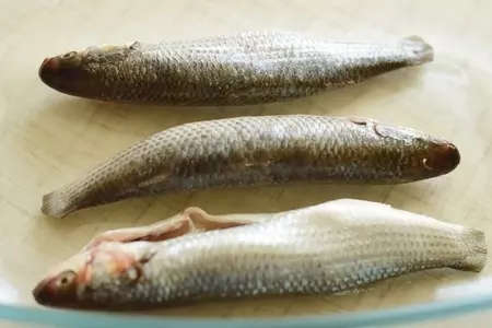Рыба запеченная с маслинами. кизилом и кедровыми орешками.: шаг 1