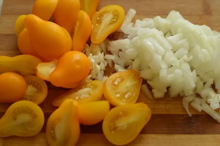 Рыба запеченная с маслинами. кизилом и кедровыми орешками.: шаг 2
