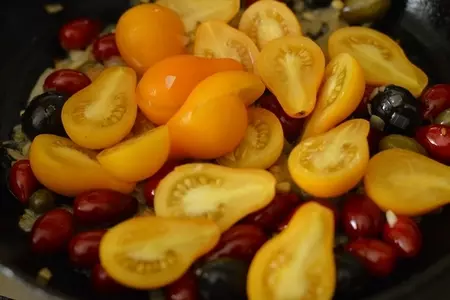Рыба запеченная с маслинами. кизилом и кедровыми орешками.: шаг 4