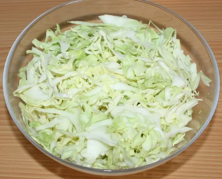 Тушеная капуста с тыквой, яблоком и курицей: шаг 1