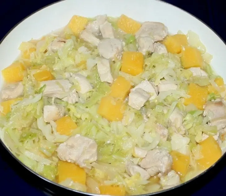 Тушеная капуста с тыквой, яблоком и курицей: шаг 9