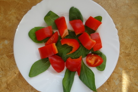 Легкий салат со шпинатом, оливками и маринованными огурцами-корнишонами: шаг 1