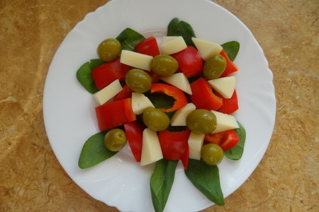 Легкий салат со шпинатом, оливками и маринованными огурцами-корнишонами: шаг 2