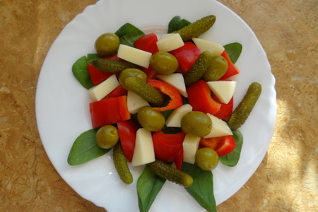 Легкий салат со шпинатом, оливками и маринованными огурцами-корнишонами: шаг 3