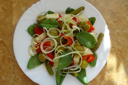 Легкий салат со шпинатом, оливками и маринованными огурцами-корнишонами: шаг 4
