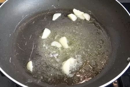 Морские гребешки с грибами, оливками в томатно-чесночной подливе: шаг 1