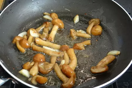 Морские гребешки с грибами, оливками в томатно-чесночной подливе: шаг 2