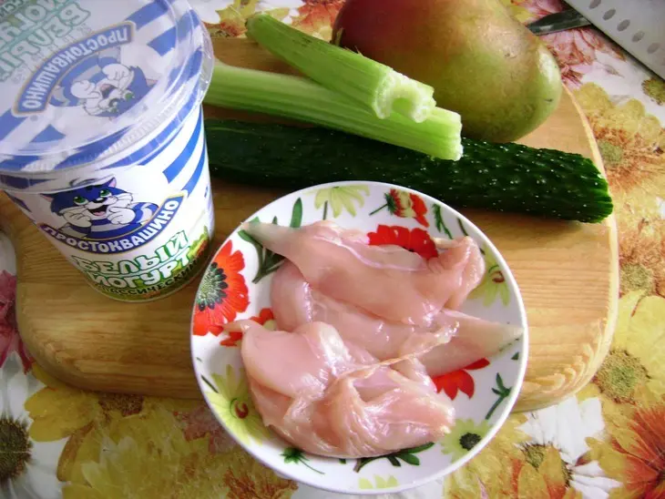Салат с манго, курицей и йогуртовой заправкой: шаг 1