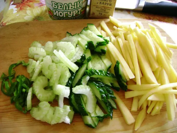 Салат с манго, курицей и йогуртовой заправкой: шаг 3
