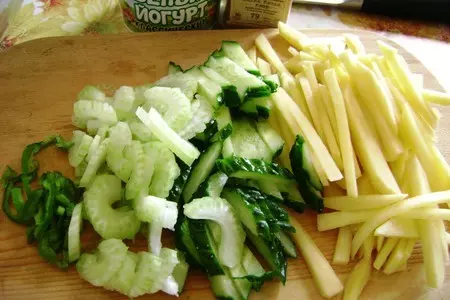 Салат с манго, курицей и йогуртовой заправкой: шаг 3