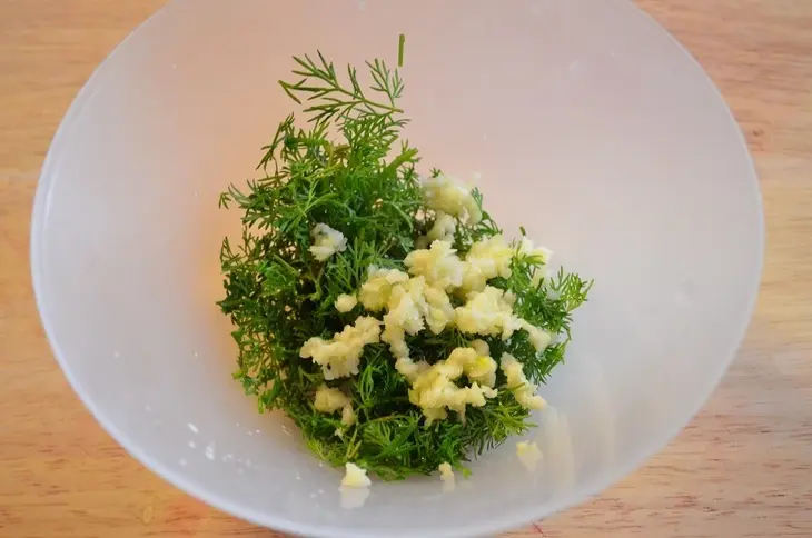 Салат-закуска с морепродуктами и йогуртовым соусом: шаг 3