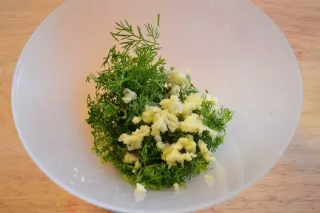 Салат-закуска с морепродуктами и йогуртовым соусом: шаг 3