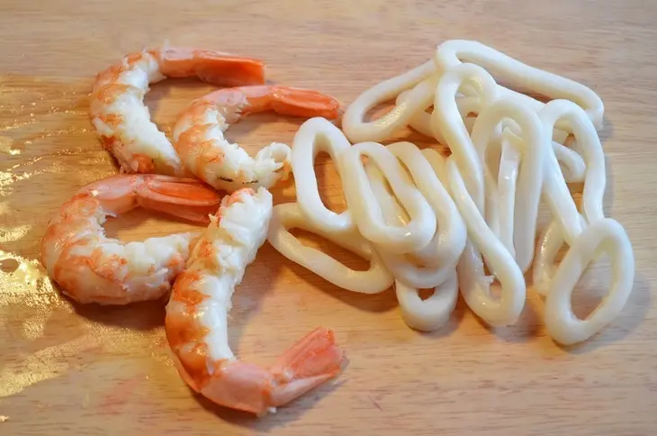 Салат-закуска с морепродуктами и йогуртовым соусом: шаг 4