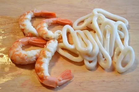 Салат-закуска с морепродуктами и йогуртовым соусом: шаг 4