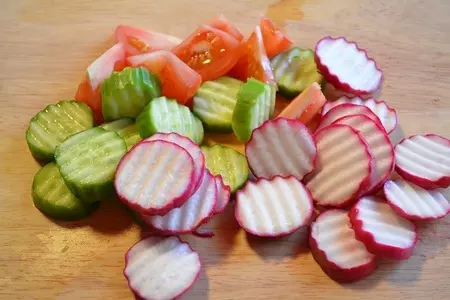 Салат-закуска с морепродуктами и йогуртовым соусом: шаг 5