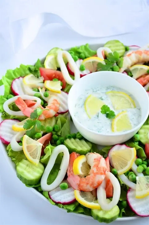 Салат-закуска с морепродуктами и йогуртовым соусом: шаг 7