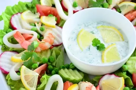 Салат-закуска с морепродуктами и йогуртовым соусом: шаг 7