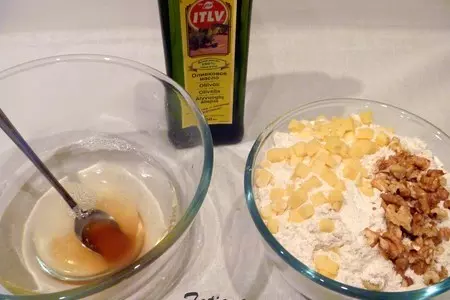 Хлеб пшеничный, цельнозерновой с сыром и грецкими орехами: шаг 2