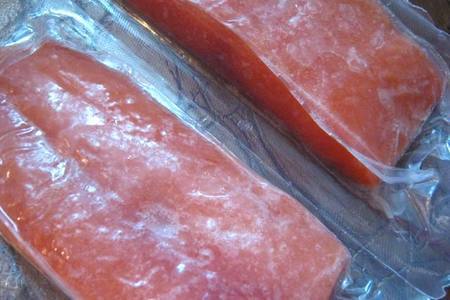 Лосось под кунжутно-пряным соусом и легкий средиземноморский салатик: шаг 1