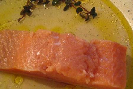 Лосось под кунжутно-пряным соусом и легкий средиземноморский салатик: шаг 3