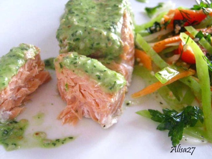 Лосось под кунжутно-пряным соусом и легкий средиземноморский салатик: шаг 5