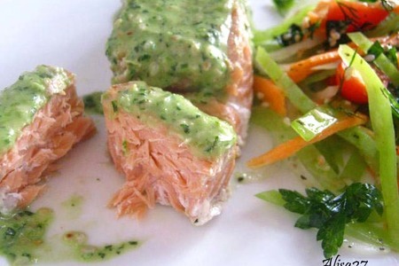 Лосось под кунжутно-пряным соусом и легкий средиземноморский салатик: шаг 5