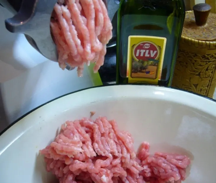 Мясной рулет с колбасками и картофелем: шаг 1