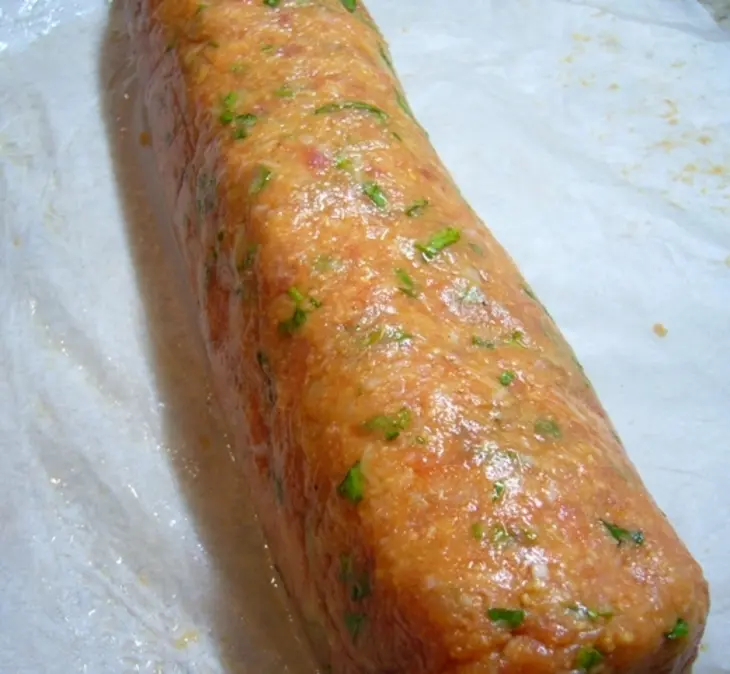 Мясной рулет с колбасками и картофелем: шаг 4