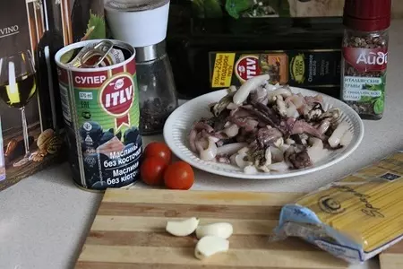 Спагетти с дарами моря и маслинами: шаг 1