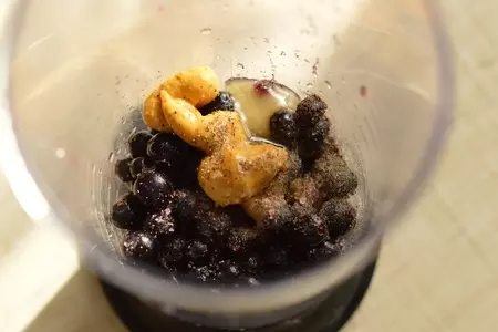 Утиная грудка с яблочным пюре и соусом из черной смородины.: шаг 4