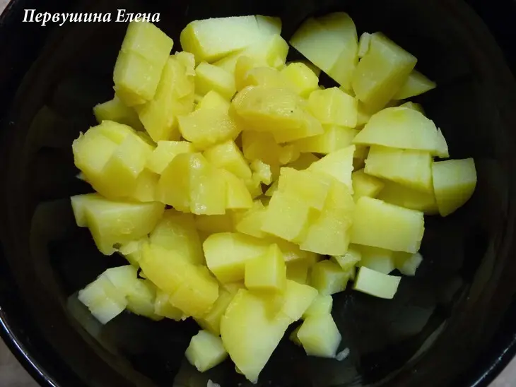 Салат "сезон хамсы" с оливками: шаг 1